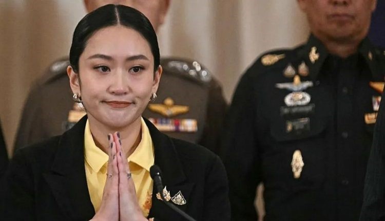 কলরেকর্ড ফাঁসের জেরে থাই প্রধানমন্ত্রী বরখাস্ত